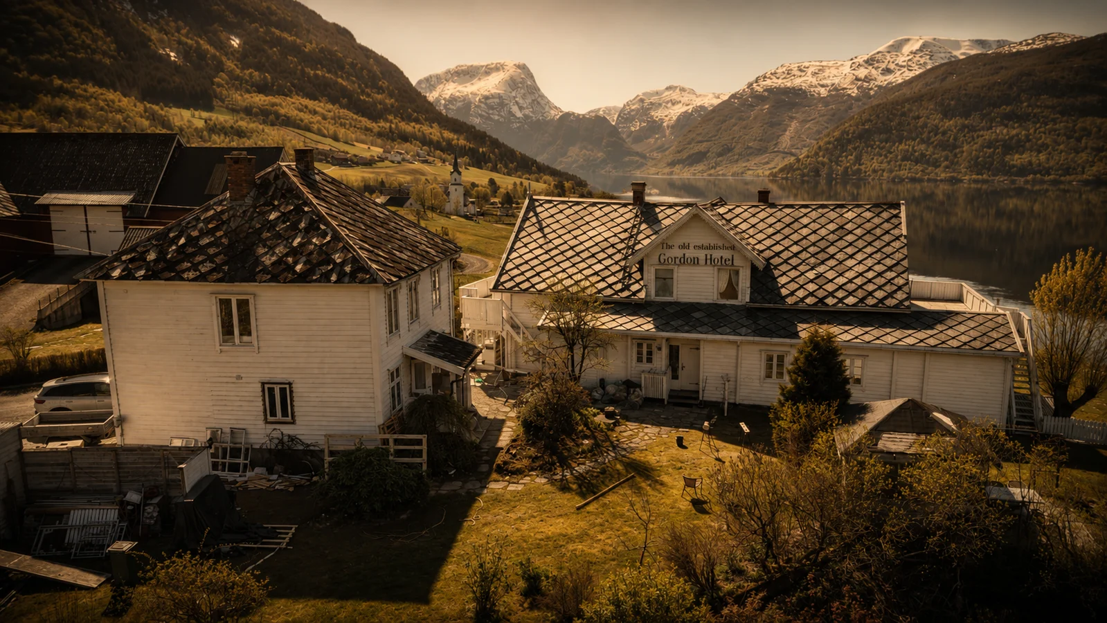 Gordon Hotel med Breimsvatnet og fjella i bakgrunnen